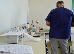 Un médico voluntario en la clínica social de Elliniko. (Foto: Susanna Arús y Blanca Blay)