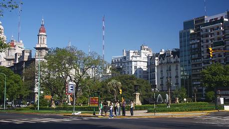 Buenos Aires, maravillosa Reina del Plata, en su riqueza, en su pobreza, es su eclecticismo.