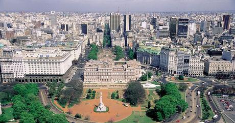 Buenos Aires, maravillosa Reina del Plata, en su riqueza, en su pobreza, es su eclecticismo.