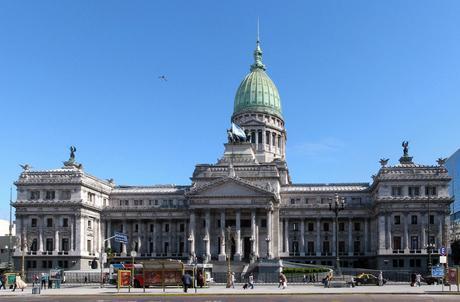 Buenos Aires, maravillosa Reina del Plata, en su riqueza, en su pobreza, es su eclecticismo.