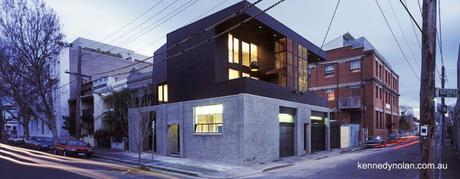 Casa urbana contemporánea con muros rústicos en Australia