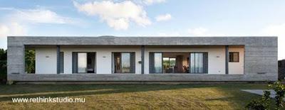 Casa residencial moderna de forma rectangular hecha de concreto