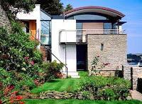 Residencia contemporánea al borde del agua