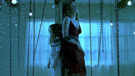 Lleva horas morir de frío, horas en que nadie estuvo en casa, horas en que nadie las escuchó llorar...