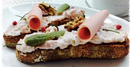 Tosta con crema de mortadela, frutos secos y pimienta rosa