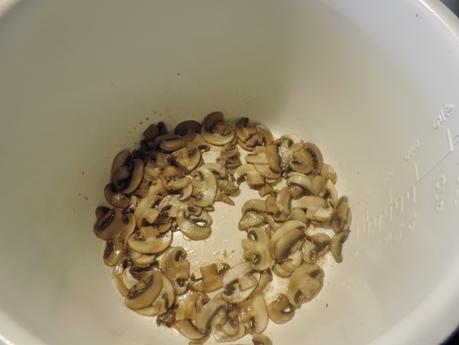 Tortilla francesa con champiñon, jamón de pavo y queso.