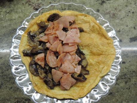 Tortilla francesa con champiñon, jamón de pavo y queso.