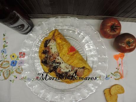 Tortilla francesa con champiñon, jamón de pavo y queso.