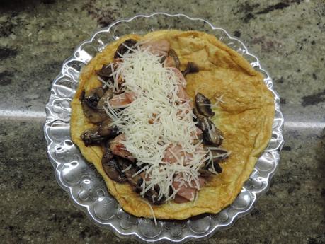 Tortilla francesa con champiñon, jamón de pavo y queso.