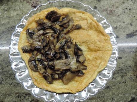 Tortilla francesa con champiñon, jamón de pavo y queso.