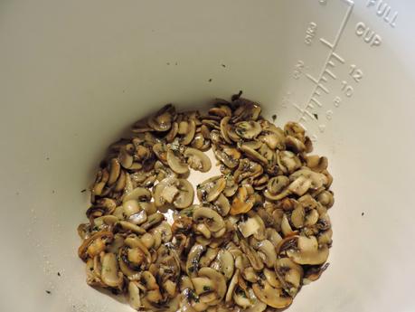 Tortilla francesa con champiñon, jamón de pavo y queso.