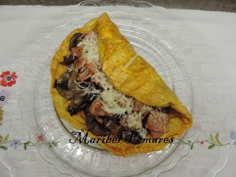 Tortilla francesa con champiñon, jamón de pavo y queso.