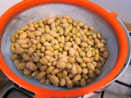 -2 dientes de ajo -1 cebolla mediana -1/2 chile rojo -1 rama de apio -1 bote (425gr) de alubias pochas -150gr de espinacas frescas -romero -pimienta -sal y aceite -1 litro de agua -2 o 3 lascas de queso parmesano reggiano