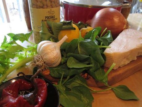 -2 dientes de ajo -1 cebolla mediana -1/2 chile rojo -1 rama de apio -1 bote (425gr) de alubias pochas -150gr de espinacas frescas -romero -pimienta -sal y aceite -1 litro de agua -2 o 3 lascas de queso parmesano reggiano