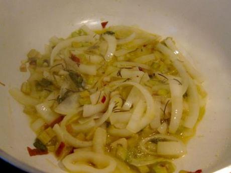 -2 dientes de ajo -1 cebolla mediana -1/2 chile rojo -1 rama de apio -1 bote (425gr) de alubias pochas -150gr de espinacas frescas -romero -pimienta -sal y aceite -1 litro de agua -2 o 3 lascas de queso parmesano reggiano