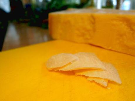 -2 dientes de ajo -1 cebolla mediana -1/2 chile rojo -1 rama de apio -1 bote (425gr) de alubias pochas -150gr de espinacas frescas -romero -pimienta -sal y aceite -1 litro de agua -2 o 3 lascas de queso parmesano reggiano