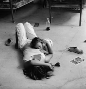 Una mujer salvadoreña de el pecho a su hijo en un refugio para inmigrantes en México / Michelle Frankfurter - Courtesy FotoEvidence