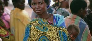 Una mujer etíope con su hijo. Muchas africanas son discriminadas por el simple hecho de ser mujer / Ayuda en Acción.