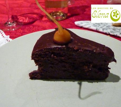 Tarta de chocolate con avellanas caramelizadas.