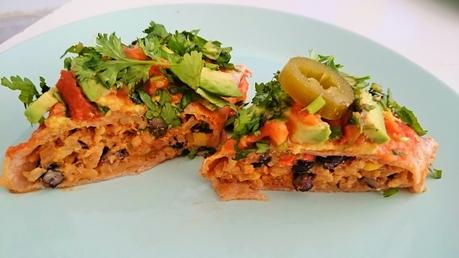 Enchiladas rellenas de arroz, maíz y judías negras con salsa roja