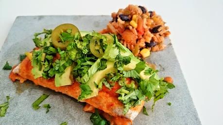 Enchiladas rellenas de arroz, maíz y judías negras con salsa roja