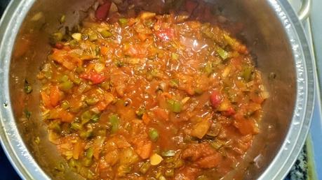 Enchiladas rellenas de arroz, maíz y judías negras con salsa roja