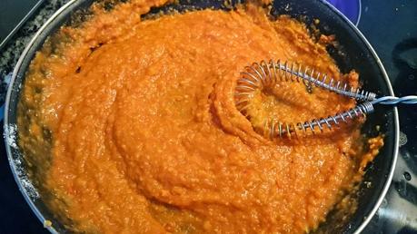 Enchiladas rellenas de arroz, maíz y judías negras con salsa roja