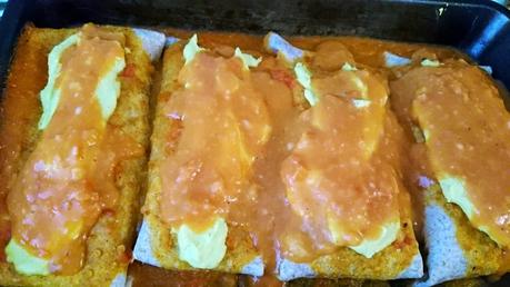 Enchiladas rellenas de arroz, maíz y judías negras con salsa roja