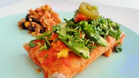 Enchiladas rellenas de arroz, maíz y judías negras con salsa roja