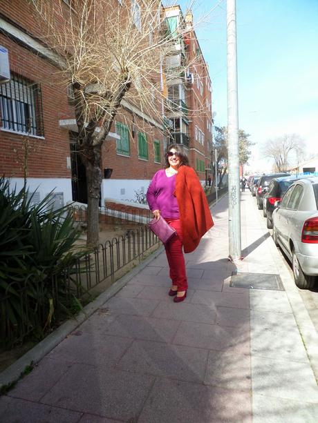 Look en color block : Rojo, naranja y púrpura