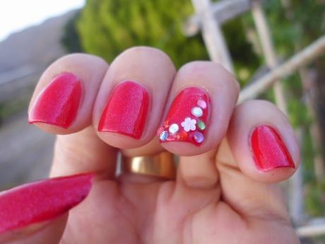 manicura roja con strass