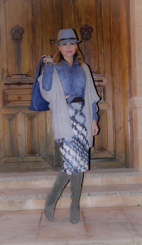 Look casual para ir a trabajar, con falda midi y sombrero Look casual para ir a trabajar, con falda midi y sombrero