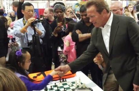 EEUU.- Niña de 8 años da paliza a Schwarzenegger