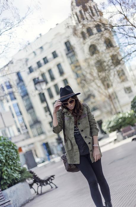 street style barbara crespo hakei military khaki and ethnic jacket doc martens fashion blogger ouyfit blog de moda