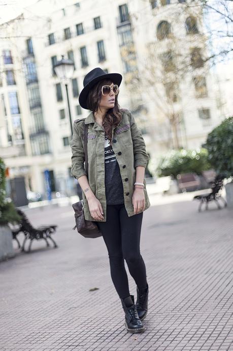 street style barbara crespo hakei military khaki and ethnic jacket doc martens fashion blogger ouyfit blog de moda