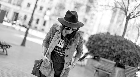street style barbara crespo hakei military khaki and ethnic jacket doc martens fashion blogger ouyfit blog de moda