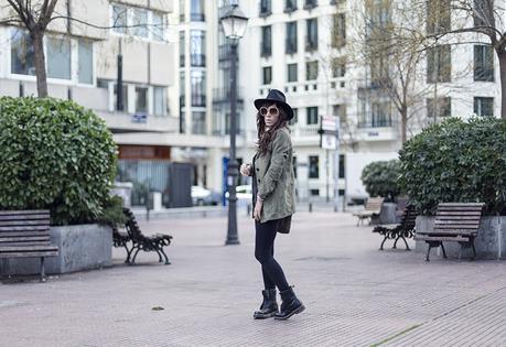 street style barbara crespo hakei military khaki and ethnic jacket doc martens fashion blogger ouyfit blog de moda