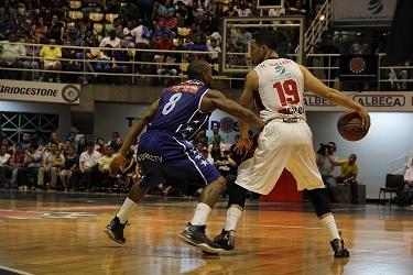 David Cubillán (izquierda) y Heissler Guillent (derecha) se fajaron en el Forum de Valencia