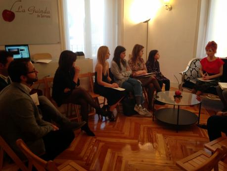 Yurena con periodistas y bloggers en la presentación en La Guinda de Serrano