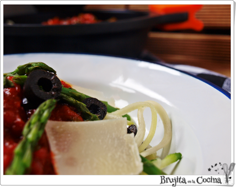 Spaguetti de calabacin con tomate y trigueros