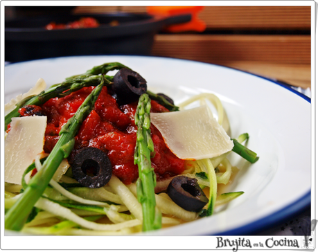 Spaguetti de calabacin con tomate y trigueros