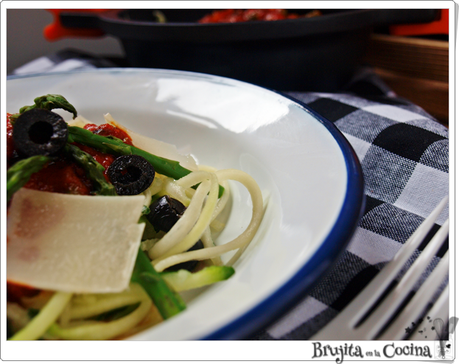 Spaguetti de calabacin con tomate y trigueros