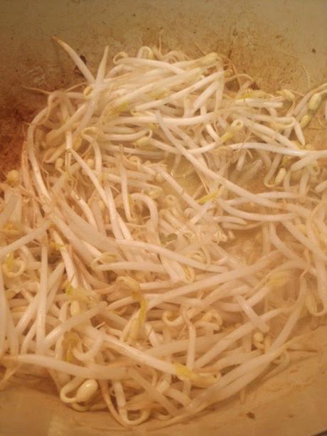 NOODLES DE HUEVO CON ESPARRAGOS, SETAS, HUEVOS Y SOJA