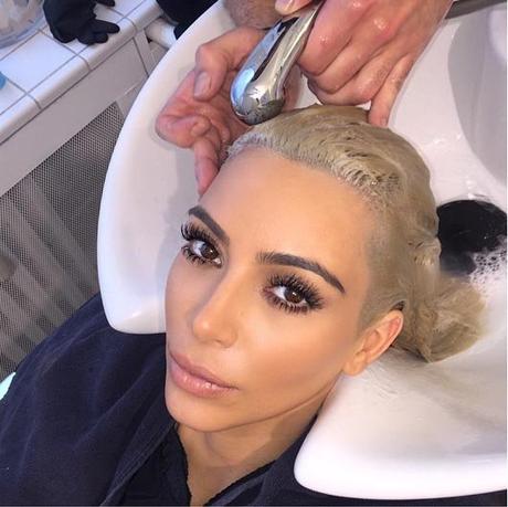 Kim Kardashian rubia platino