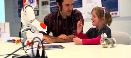 El robot y la niña aprenden juntos a escribir