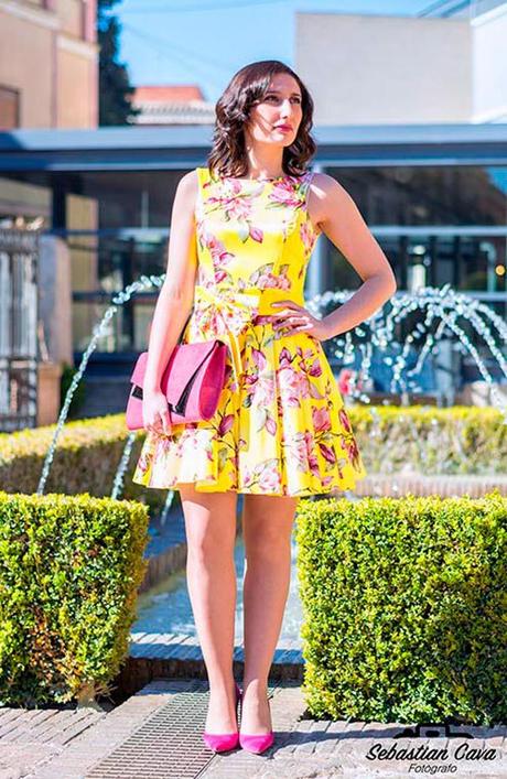 Modelo posando con vestido amarillo y flores en baños de Alhama de Murcia