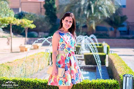 Chica morena con vestido multicolor en baños de Alhama de Murcia
