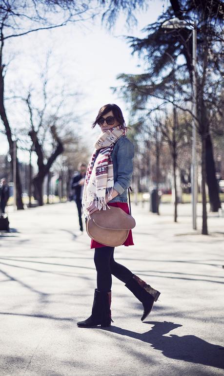 street style barbara crespo ethnic scarf red dress paseo recoletos fashion blogger outfit blog de moda loewe howsty
