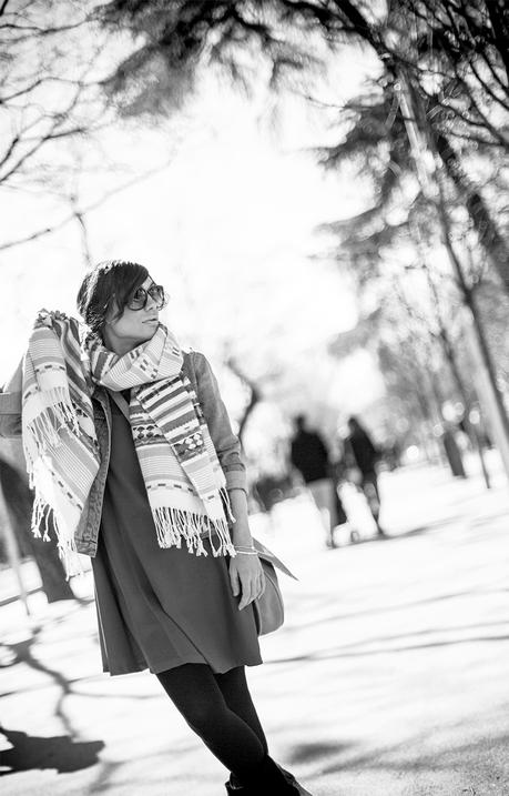 street style barbara crespo ethnic scarf red dress paseo recoletos fashion blogger outfit blog de moda loewe howsty