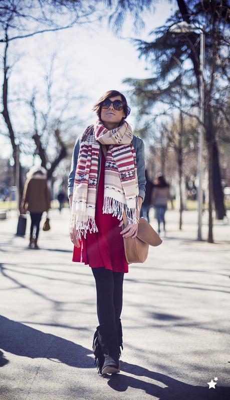 street style barbara crespo ethnic scarf red dress paseo recoletos fashion blogger outfit blog de moda loewe howsty